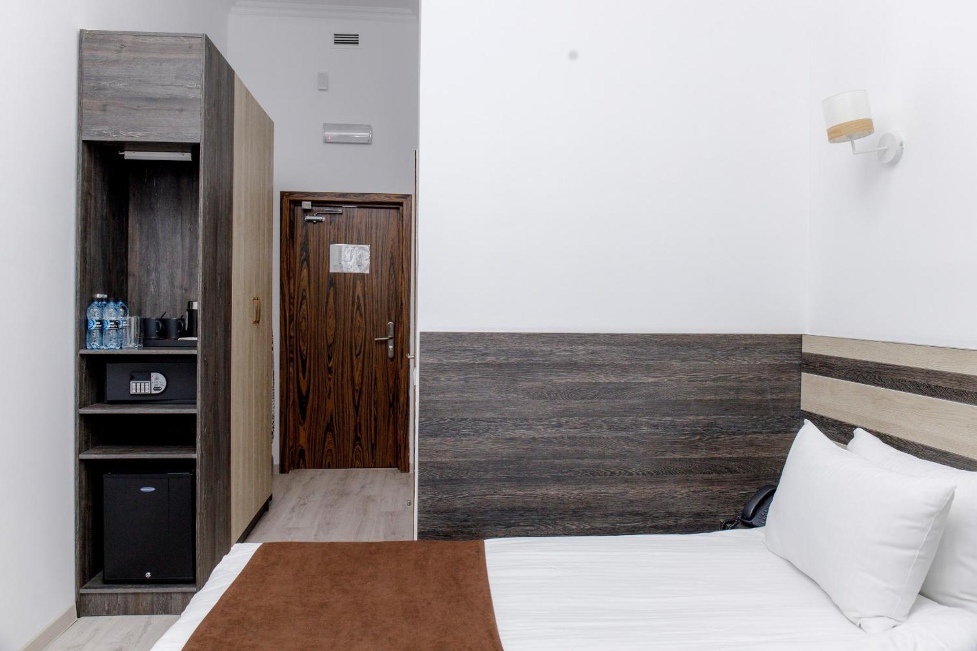Отель Infinity Plaza Block 1 Атырау Экстерьер фото